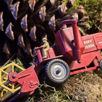 roed-gul-traktor-modelmajetaersker-Massey-Ferguson-Lesney-England-gammel-legetøjstraktor